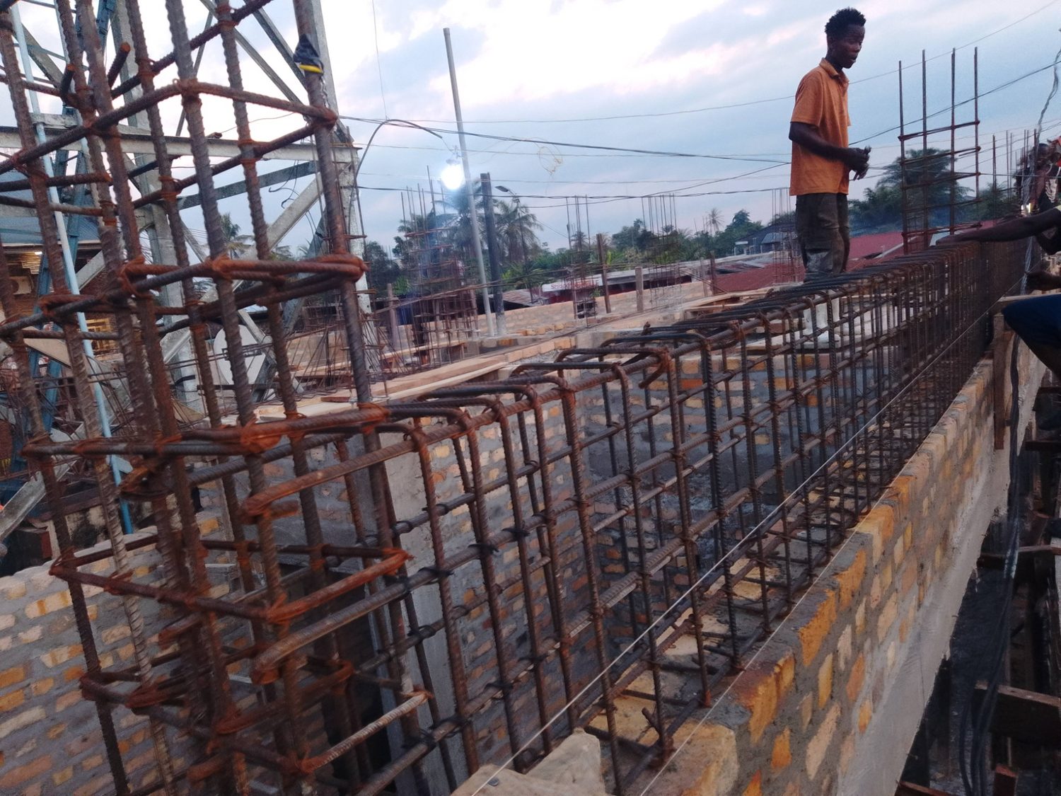 Armatures en acier préparées sur un chantier