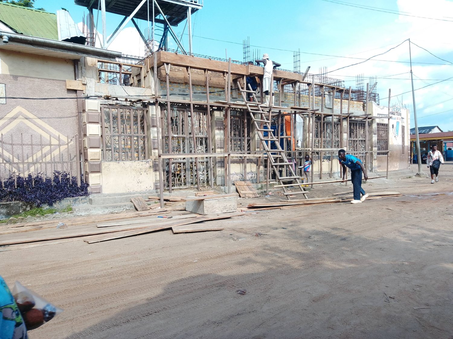 Travaux de maçonnerie sur un bâtiment en cours de construction