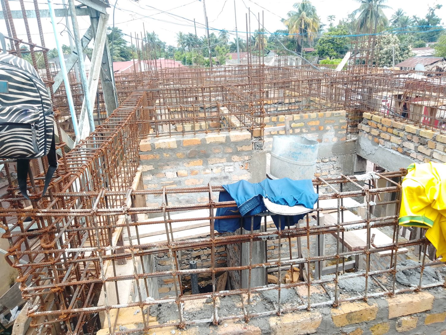 Structure en béton armé sur un bâtiment en construction